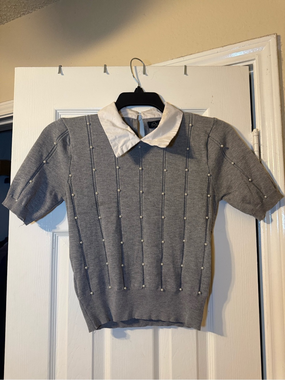 Gray Short-Sleeve Knit Top with White Peter Pan Collar and Pearl Trim